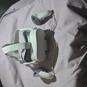 Oculus VR Headset in White with Dual Controllers